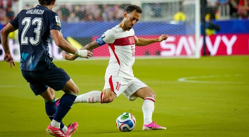 Türkiye, Haziran 2021'den bu yana ilk kez üst üste iki resmi maç mağlubiyeti aldı (0-1 vs Paraguay & 0-2 vs Avustralya).
